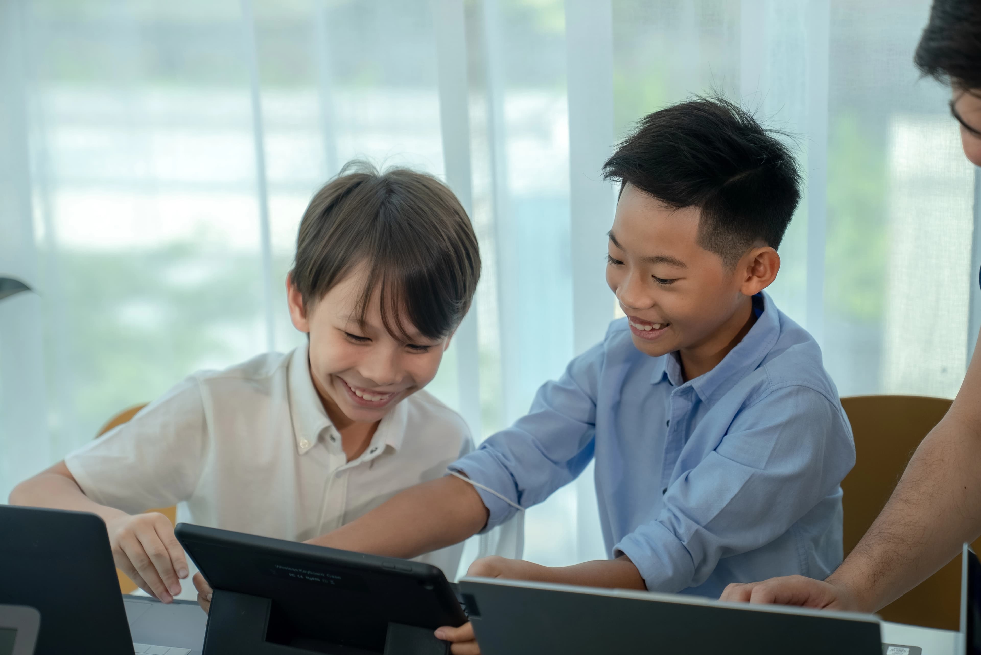 เด็กกำลังเรียน Coding อย่างสนุกสนาน